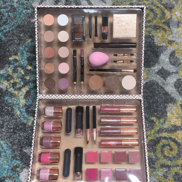 Academy Of Colour Other - All things in Makeup 💄 Kit. New 💅🏼